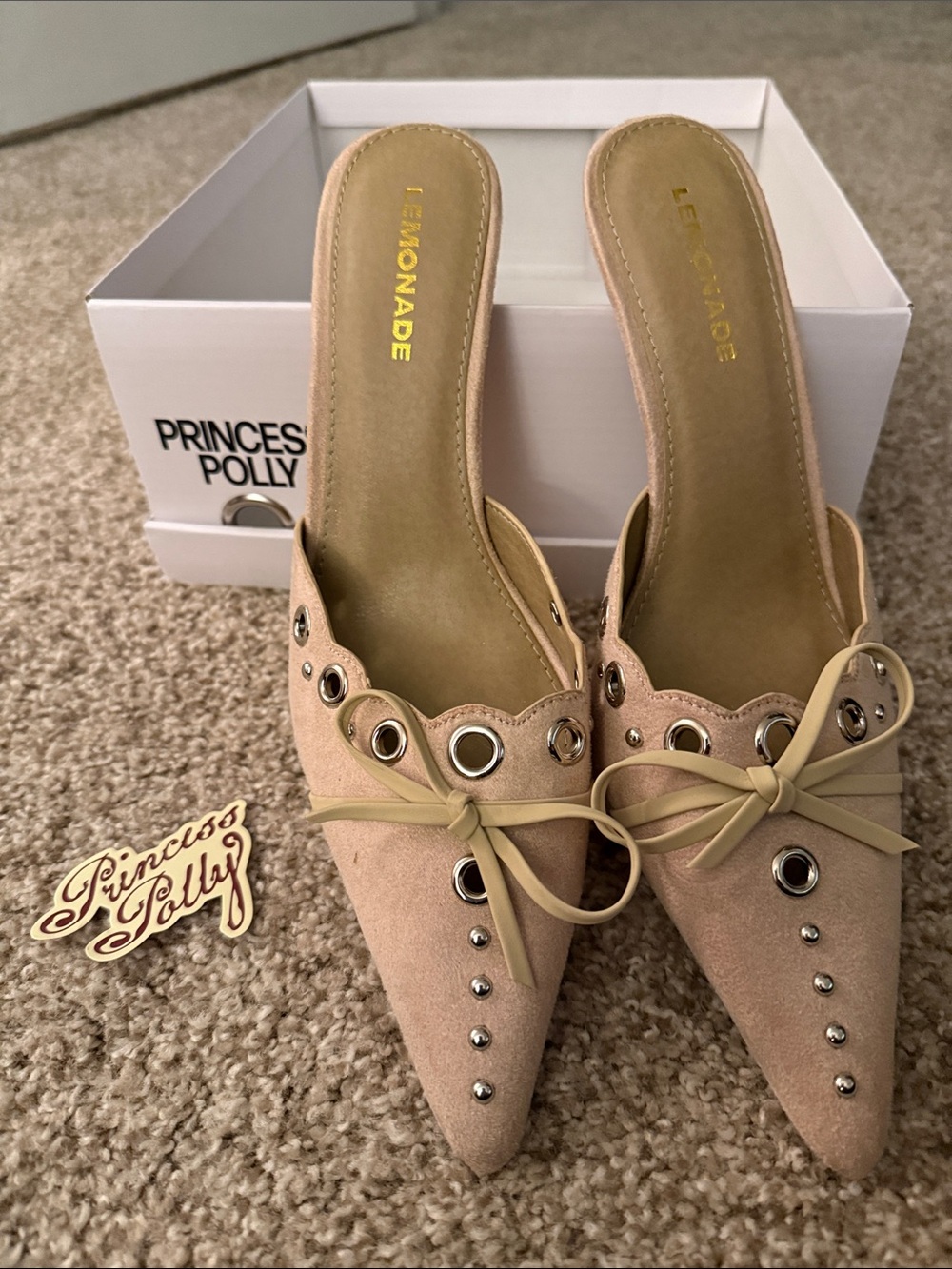 Beige suede pointed mule with grommet and bow detail